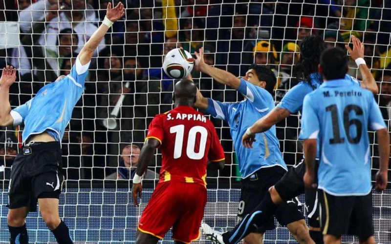 Bàn thắng gây tranh cãi nhất lịch sử của Luis Suarez năm 2010